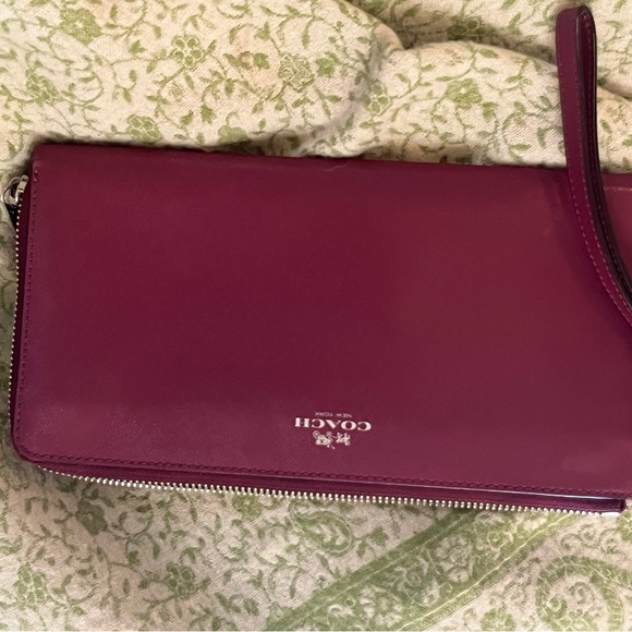 Coach wristlet, excellent condition - Picture 2 of 6